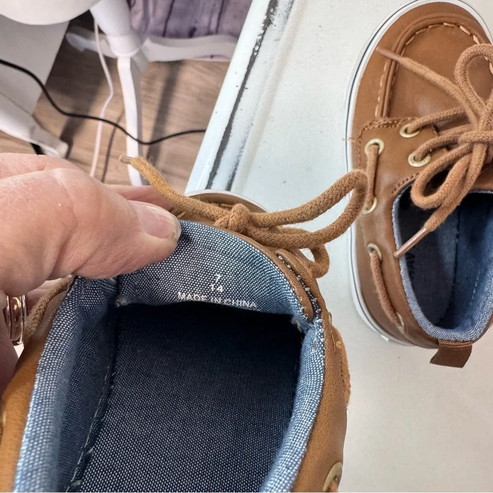 Old Navy‎ Tan loafers , boatshoes, Faux Leather , Metal Eyelets size 7
